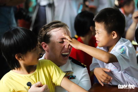 Lính hải quân Mỹ nhảy múa, chơi bóng rổ cùng trẻ em chất độc da cam - Ảnh 8. Lính hải quân Mỹ nhảy múa, chơi bóng rổ cùng trẻ em chất độc da cam - Ảnh 8.