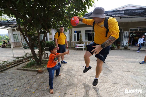 Lính hải quân Mỹ nhảy múa, chơi bóng rổ cùng trẻ em chất độc da cam - Ảnh 6. Lính hải quân Mỹ nhảy múa, chơi bóng rổ cùng trẻ em chất độc da cam - Ảnh 6.