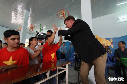 Lính hải quân Mỹ nhảy múa, chơi bóng rổ cùng trẻ em chất độc da cam - Ảnh 2. Lính hải quân Mỹ nhảy múa, chơi bóng rổ cùng trẻ em chất độc da cam - Ảnh 2.