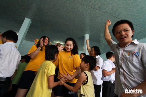 Lính hải quân Mỹ nhảy múa, chơi bóng rổ cùng trẻ em chất độc da cam - Ảnh 4. Lính hải quân Mỹ nhảy múa, chơi bóng rổ cùng trẻ em chất độc da cam - Ảnh 4.