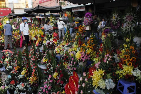 Lễ 8-3: Chóng mặt giá hoa hồng, 25.000 đồng một bông - Ảnh 2. Lễ 8-3: Chóng mặt giá hoa hồng, 25.000 đồng một bông - Ảnh 2.
