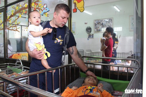 Lính hải quân Mỹ nhảy múa, chơi bóng rổ cùng trẻ em chất độc da cam - Ảnh 15. Lính hải quân Mỹ nhảy múa, chơi bóng rổ cùng trẻ em chất độc da cam - Ảnh 15.