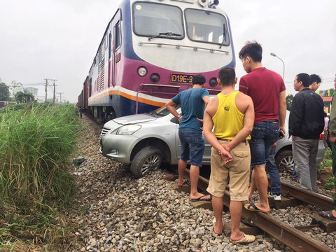 Ôtô chết máy ngay đường ray, tài xế thoát nạn trong gang tấc - Ảnh 1. Ôtô chết máy ngay đường ray, tài xế thoát nạn trong gang tấc - Ảnh 1.