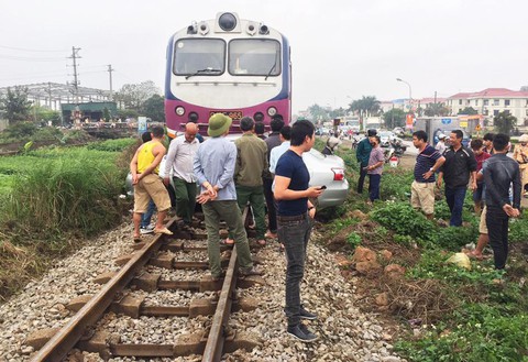 Ôtô chết máy ngay đường ray, tài xế thoát nạn trong gang tấc - Ảnh 2. Ôtô chết máy ngay đường ray, tài xế thoát nạn trong gang tấc - Ảnh 2.