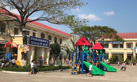 Cách chức hiệu trưởng để xảy ra vụ cô giáo quỳ - Ảnh 1. Cách chức hiệu trưởng để xảy ra vụ cô giáo quỳ - Ảnh 1.
