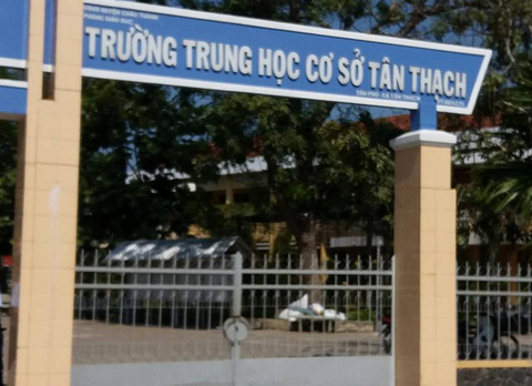 Tạm đình chỉ học tập nam sinh bóp cổ cô giáo - Ảnh 1. Tạm đình chỉ học tập nam sinh bóp cổ cô giáo - Ảnh 1.