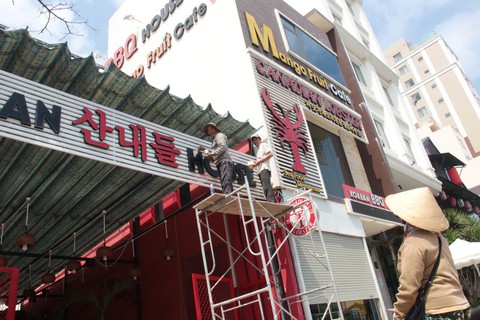 Bảng hiệu tiếng nước ngoài đè tiếng Việt - Ảnh 1. Bảng hiệu tiếng nước ngoài đè tiếng Việt - Ảnh 1.