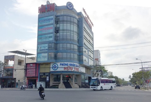 Phòng khám Trung Quốc đình chỉ bác sĩ bị tố chặt chém - Ảnh 1. Phòng khám Trung Quốc đình chỉ bác sĩ bị tố chặt chém - Ảnh 1.