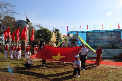 Sức trẻ thanh niên xung phong với tinh thần đoàn kết - Ảnh 1. Sức trẻ thanh niên xung phong với tinh thần đoàn kết - Ảnh 1.
