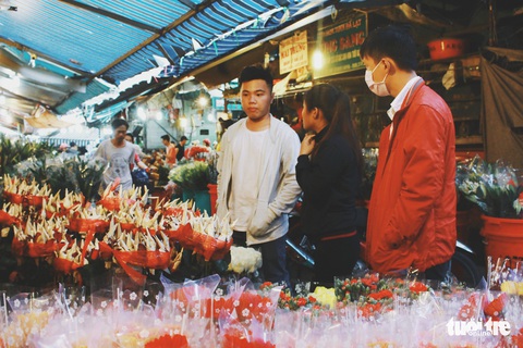 Chợ hoa Sài Gòn nhộn nhịp ngày 8-3 - Ảnh 2. Chợ hoa Sài Gòn nhộn nhịp ngày 8-3 - Ảnh 2.