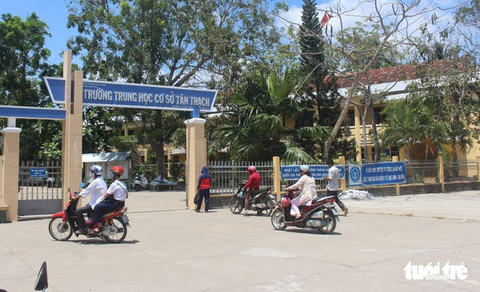 Bộ Giáo dục yêu cầu tìm hiểu hoàn cảnh nam sinh bóp cổ cô giáo - Ảnh 1. Bộ Giáo dục yêu cầu tìm hiểu hoàn cảnh nam sinh bóp cổ cô giáo - Ảnh 1.