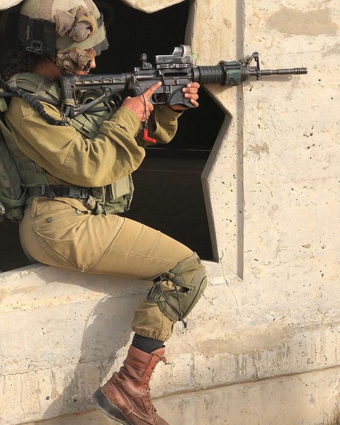 Tranh luận dữ dội tại Israel vì các nữ binh sĩ... quá đẹp - Ảnh 11. Tranh luận dữ dội tại Israel vì các nữ binh sĩ... quá đẹp - Ảnh 11.