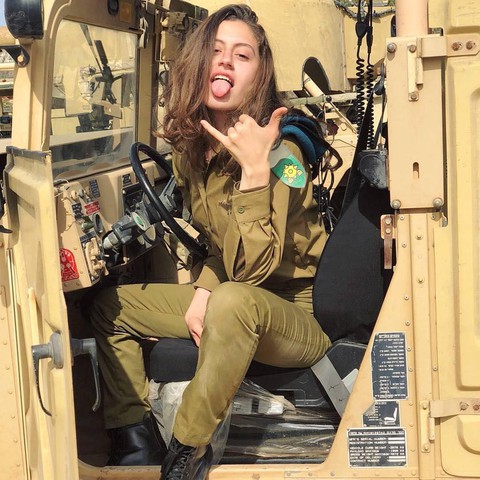 Tranh luận dữ dội tại Israel vì các nữ binh sĩ... quá đẹp - Ảnh 6. Tranh luận dữ dội tại Israel vì các nữ binh sĩ... quá đẹp - Ảnh 6.