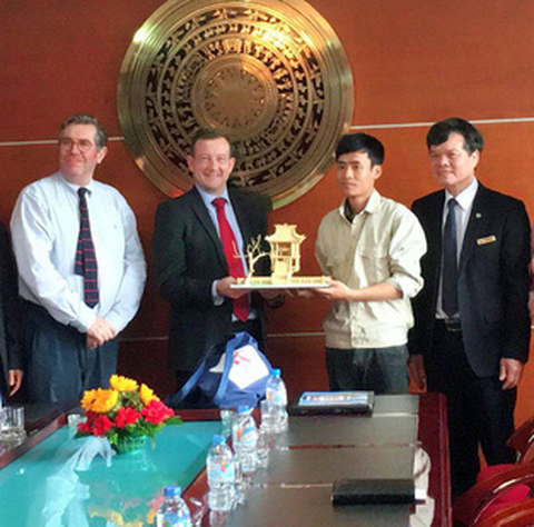 Nam sinh Vĩnh Phúc tặng quà làm từ tăm tre cho Đại sứ quán Pháp - Ảnh 2. Nam sinh Vĩnh Phúc tặng quà làm từ tăm tre cho Đại sứ quán Pháp - Ảnh 2.