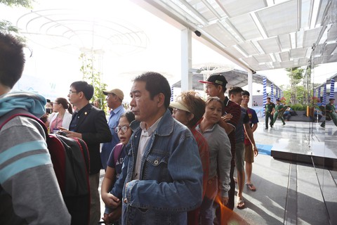 Khách đi buýt sông đông nhưng chủ yếu để… ngắm sông - Ảnh 3. Khách đi buýt sông đông nhưng chủ yếu để… ngắm sông - Ảnh 3.