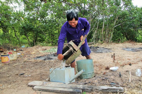 Thiếu nước ngọt, nông dân miền Tây tưới dưa hấu bằng phễu - Ảnh 1. Thiếu nước ngọt, nông dân miền Tây tưới dưa hấu bằng phễu - Ảnh 1.