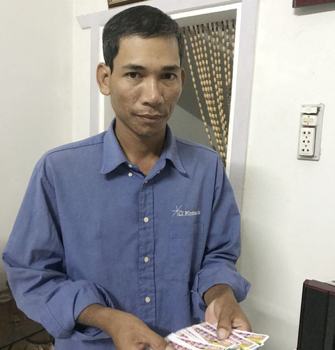 Chàng trai 13 năm bán vé số thi đậu công chức - Ảnh 1. Chàng trai 13 năm bán vé số thi đậu công chức - Ảnh 1.