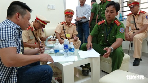 Tài xế đầu tiên bị phạt vì dừng quá 5 phút tại BOT quốc lộ 91 - Ảnh 1. Tài xế đầu tiên bị phạt vì dừng quá 5 phút tại BOT quốc lộ 91 - Ảnh 1.