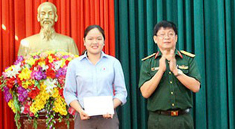 Nhân viên bệnh viện trả lại tiền rơi cho người nhà bệnh nhân - Ảnh 1. Nhân viên bệnh viện trả lại tiền rơi cho người nhà bệnh nhân - Ảnh 1.