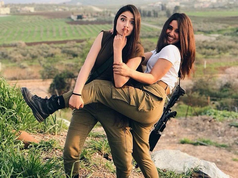 Tranh luận dữ dội tại Israel vì các nữ binh sĩ... quá đẹp - Ảnh 1. Tranh luận dữ dội tại Israel vì các nữ binh sĩ... quá đẹp - Ảnh 1.