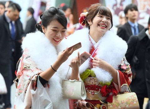 Thiếu nữ Nhật rạng rỡ kimono trong lễ trưởng thành - Ảnh 4. Thiếu nữ Nhật rạng rỡ kimono trong lễ trưởng thành - Ảnh 4.