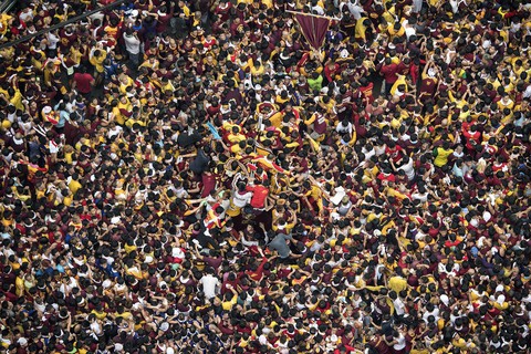 Chen lấn kinh hoàng tại lễ hội Black Nazarene ở Philippines - Ảnh 4. Chen lấn kinh hoàng tại lễ hội Black Nazarene ở Philippines - Ảnh 4.