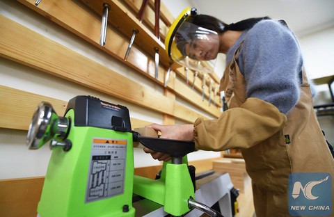 Cô gái 9x mình hạc xương mai lại theo nghề mộc - Ảnh 4. Cô gái 9x mình hạc xương mai lại theo nghề mộc - Ảnh 4.