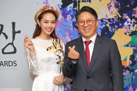 Minh Hằng trao giải Edaily Culture Awards ở Hàn Quốc - Ảnh 5. Minh Hằng trao giải Edaily Culture Awards ở Hàn Quốc - Ảnh 5.