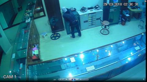 Bịt mặt, đột nhập tiệm vàng ‘khoắng’ 700 triệu đồng - Ảnh 1. Bịt mặt, đột nhập tiệm vàng ‘khoắng’ 700 triệu đồng - Ảnh 1.
