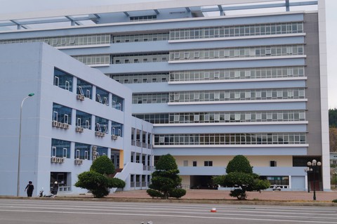 Vợ than tê tay, chồng chửi bới, đánh bác sĩ và điều dưỡng - Ảnh 1. Vợ than tê tay, chồng chửi bới, đánh bác sĩ và điều dưỡng - Ảnh 1.