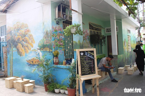 Bạn trẻ đua nhau check-in hẻm bích họa Đà Nẵng - Ảnh 2. Bạn trẻ đua nhau check-in hẻm bích họa Đà Nẵng - Ảnh 2.