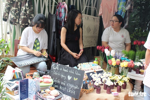 Phiên chợ Người yêu cũ bán đồ tái chế hút bạn trẻ Sài Gòn - Ảnh 3. Phiên chợ Người yêu cũ bán đồ tái chế hút bạn trẻ Sài Gòn - Ảnh 3.