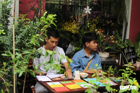 Phiên chợ Người yêu cũ bán đồ tái chế hút bạn trẻ Sài Gòn - Ảnh 4. Phiên chợ Người yêu cũ bán đồ tái chế hút bạn trẻ Sài Gòn - Ảnh 4.