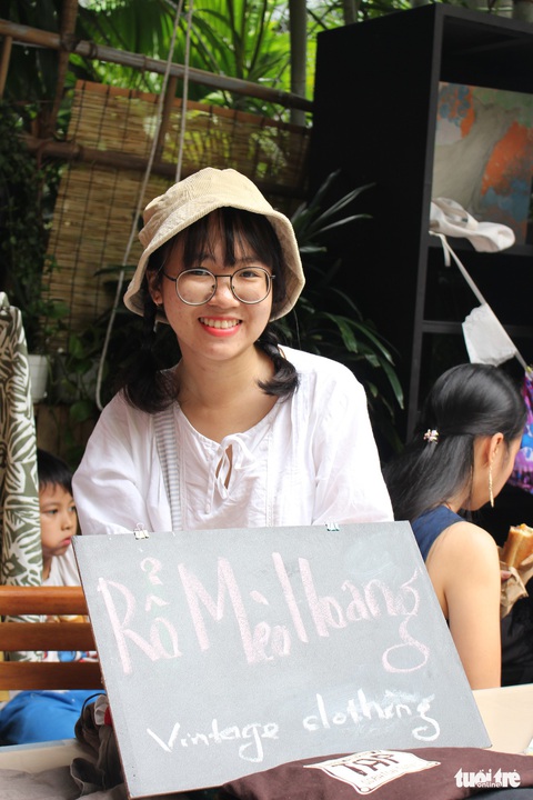 Phiên chợ Người yêu cũ bán đồ tái chế hút bạn trẻ Sài Gòn - Ảnh 8. Phiên chợ Người yêu cũ bán đồ tái chế hút bạn trẻ Sài Gòn - Ảnh 8.