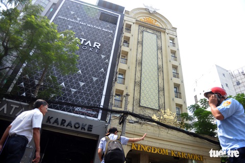 Bít bùng lối đi, các nhà hàng, quán karaoke này ra sao nếu có cháy? - Ảnh 8. Bít bùng lối đi, các nhà hàng, quán karaoke này ra sao nếu có cháy? - Ảnh 8.