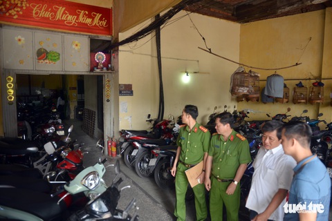 Bít bùng lối đi, các nhà hàng, quán karaoke này ra sao nếu có cháy? - Ảnh 10. Bít bùng lối đi, các nhà hàng, quán karaoke này ra sao nếu có cháy? - Ảnh 10.