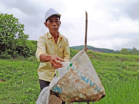 Ông Tuấn môi trường đặt giỏ rác trên mỗi cánh đồng - Ảnh 1. Ông Tuấn môi trường đặt giỏ rác trên mỗi cánh đồng - Ảnh 1.