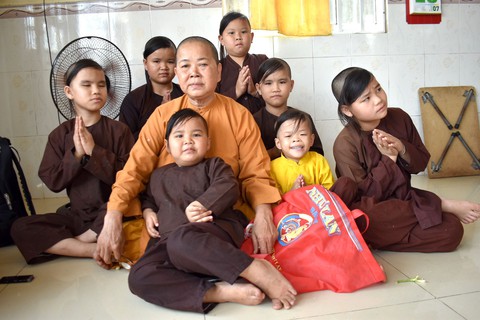 Sư cô nghèo tụng kinh nuôi tám đứa trẻ bệnh... - Ảnh 1. Sư cô nghèo tụng kinh nuôi tám đứa trẻ bệnh... - Ảnh 1.