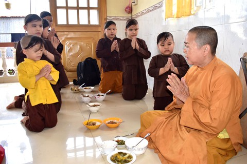 Sư cô nghèo tụng kinh nuôi tám đứa trẻ bệnh... - Ảnh 2. Sư cô nghèo tụng kinh nuôi tám đứa trẻ bệnh... - Ảnh 2.