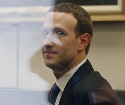 Mark Zuckerberg mặc đồ vest đến buổi điều trần với các nhà lập pháp Mỹ - Ảnh 1. Mark Zuckerberg mặc đồ vest đến buổi điều trần với các nhà lập pháp Mỹ - Ảnh 1.