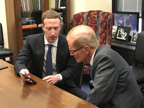 CEO Facebook Zuckerberg khai gì về vụ lộ thông tin người dùng? - Ảnh 1. CEO Facebook Zuckerberg khai gì về vụ lộ thông tin người dùng? - Ảnh 1.
