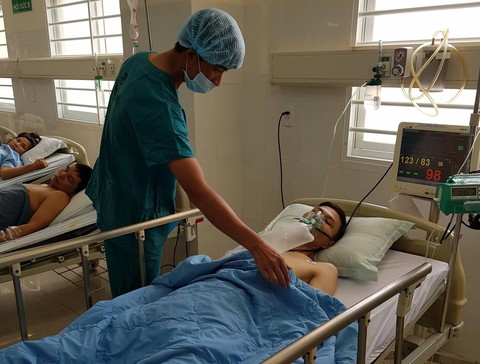 Can ngăn đánh nhau bất ngờ bị bắn nhiều phát - Ảnh 1. Can ngăn đánh nhau bất ngờ bị bắn nhiều phát - Ảnh 1.