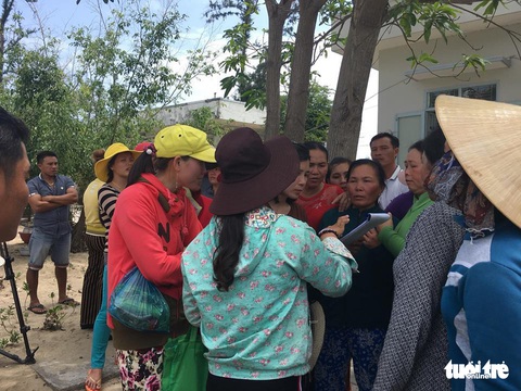 Dân phản ứng vì nhiều cán bộ xã được hỗ trợ thiệt hại bão - Ảnh 1. Dân phản ứng vì nhiều cán bộ xã được hỗ trợ thiệt hại bão - Ảnh 1.