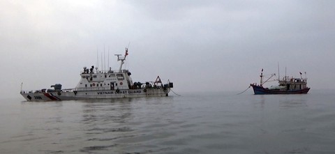 Cảnh sát biển cứu tàu cá cùng 9 thuyền viên trôi dạt trên biển - Ảnh 1. Cảnh sát biển cứu tàu cá cùng 9 thuyền viên trôi dạt trên biển - Ảnh 1.