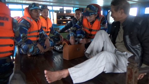 Cảnh sát biển cứu tàu cá cùng 9 thuyền viên trôi dạt trên biển - Ảnh 2. Cảnh sát biển cứu tàu cá cùng 9 thuyền viên trôi dạt trên biển - Ảnh 2.