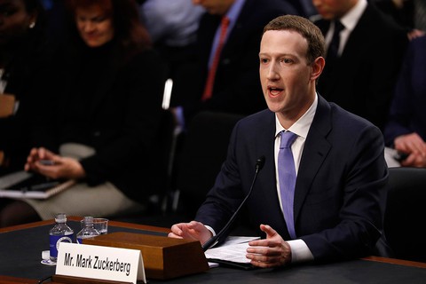 Mark Zuckerberg tự tin hơn trong ngày điều trần thứ hai - Ảnh 1. Mark Zuckerberg tự tin hơn trong ngày điều trần thứ hai - Ảnh 1.