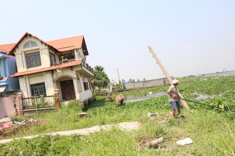 Dân TP.HCM sống phập phồng trong vùng sạt lở - Ảnh 5. Dân TP.HCM sống phập phồng trong vùng sạt lở - Ảnh 5.