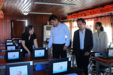 Thư viện trên thuyền cho học sinh - Ảnh 1. Thư viện trên thuyền cho học sinh - Ảnh 1.