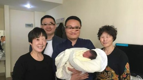 Em bé chào đời 4 năm sau ngày cha mẹ mất - Ảnh 1. Em bé chào đời 4 năm sau ngày cha mẹ mất - Ảnh 1.