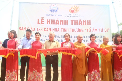 Bàn giao 183 tổ ấm từ bi cho 1.000 Việt Kiều Campuchia hồi hương - Ảnh 2. Bàn giao 183 tổ ấm từ bi cho 1.000 Việt Kiều Campuchia hồi hương - Ảnh 2.